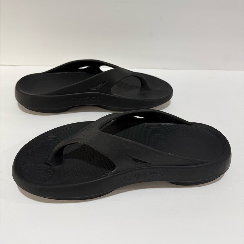 OOFOS Black Slip-On Recovery Flip Sandals women’s size 9